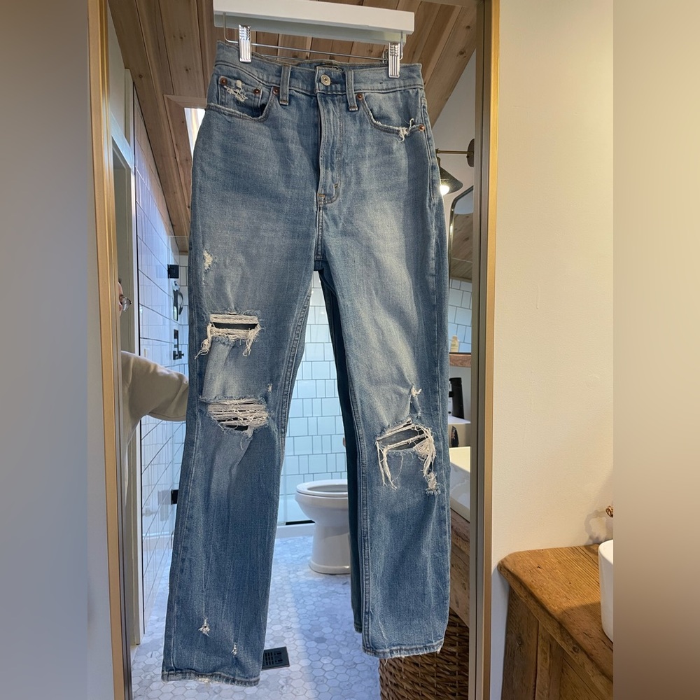 Ultra high rise mom jeans - distressed- 25(0)